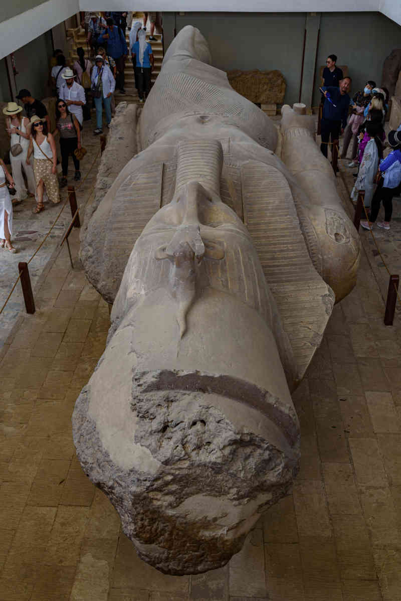 Egipto 266 - Menfis - museo al aire libre - El Coloso de Ramsés II.jpg